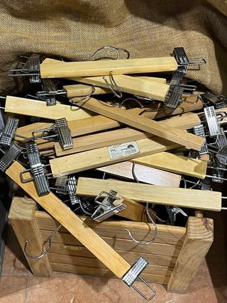 Perchas de madera con pinzas