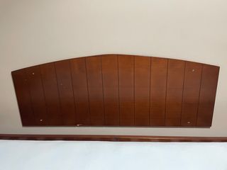 Cabecero de cama de madera marrón