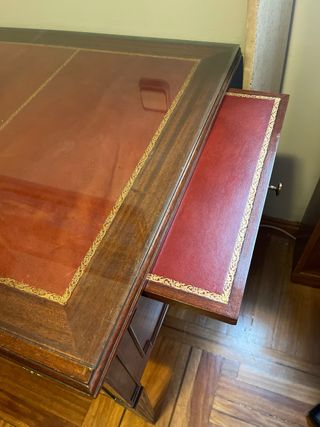 Escritorio de madera con tapa de cristal