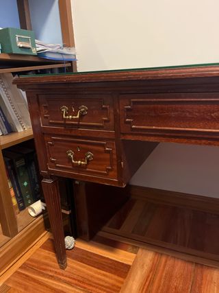 Escritorio de madera con tapa de cristal