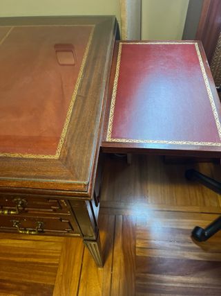 Escritorio de madera con tapa de cristal