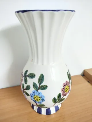 Jarrón de cerámica pintado a mano