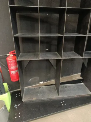 Estantería de hierro envejecido .