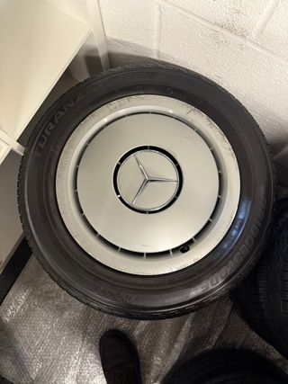 Llantas Mercedes 190 con Tapacubos