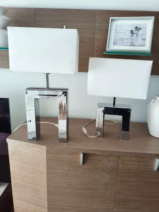 Lámpara de mesa moderna plateada