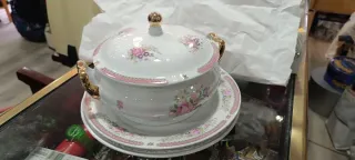 Sopera de porcelana con detalles dorados
