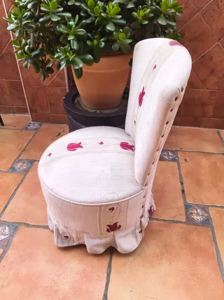 Butaca tapizada beige y rosa
