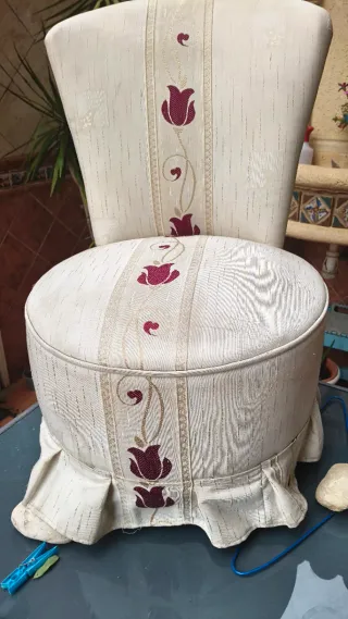 Butaca tapizada beige y rosa