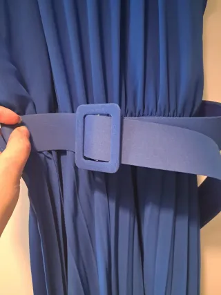 Mono largo azul plisado con cinturón