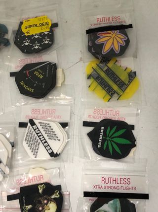 Lote 156 plumas Ruthless para dardos