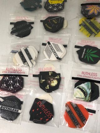 Lote 156 plumas Ruthless para dardos