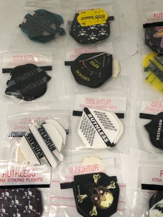 Lote 156 plumas Ruthless para dardos