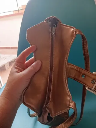 Bolso de mano dorado bronce con hebilla