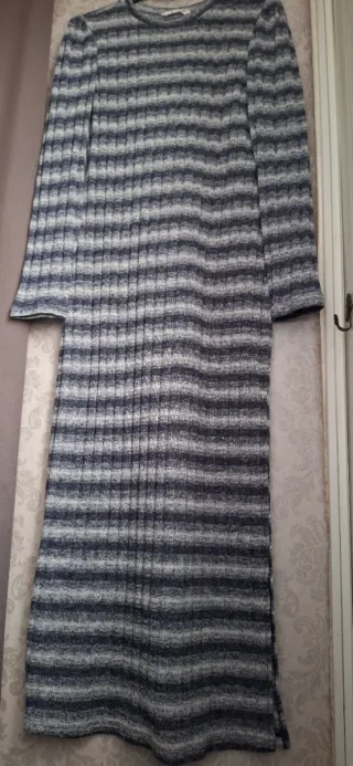 Vestido midi de punto acanalado a rayas