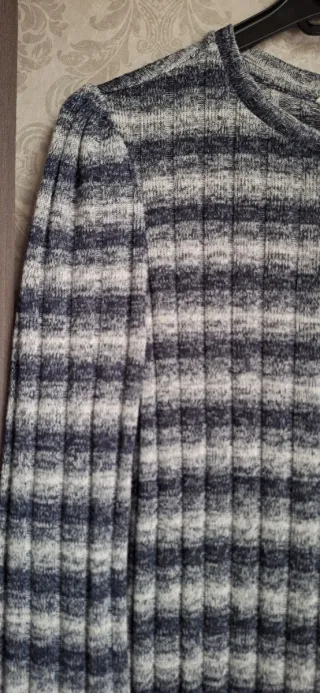 Vestido midi de punto acanalado a rayas