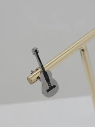 Pendientes de guitarra plateados y negros