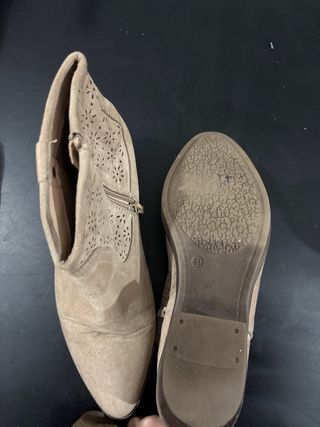 Botines Beige con Detalles Calados