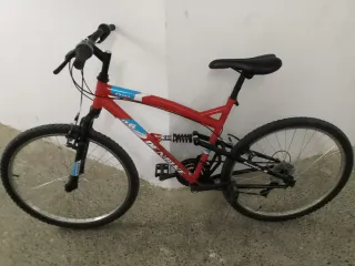 Bicicleta de montaña roja