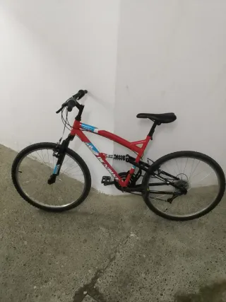 Bicicleta de montaña roja