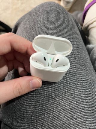 AirPods 2ª Gen con funda roja