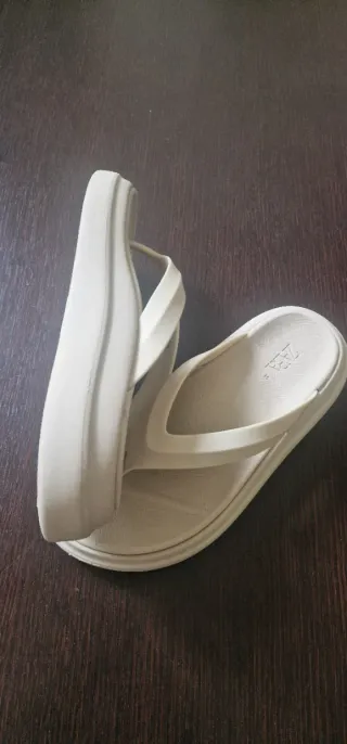 Chanclas Zara color beige