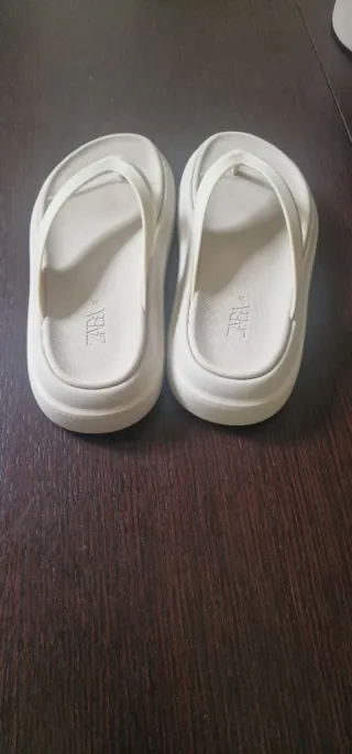 Chanclas Zara color beige