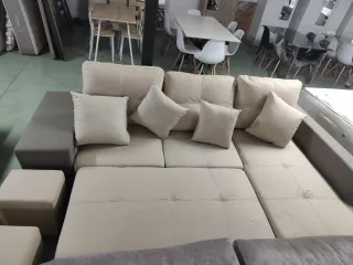 Sofá cama chaise longue con 2 pufs