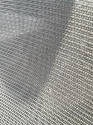 Silla de oficina ergonómica gris y blanca