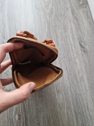 Bolso porta móvil Encuentro tachuelas dorado