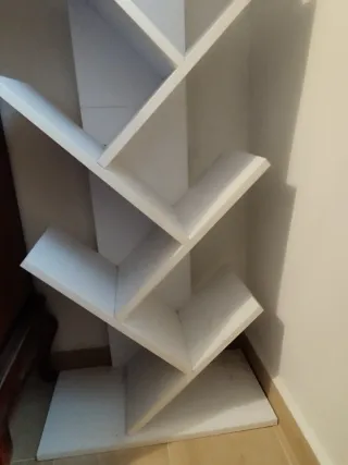 Estantería blanca de madera