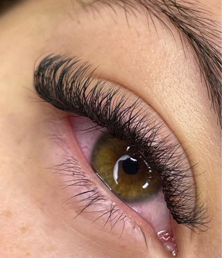 Extensión de pestañas – 25 € Volume Clásico