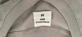 Camiseta oversize gris con letras