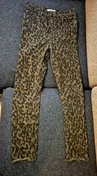 Pantalón estampado leopardo Stradivarius T.36