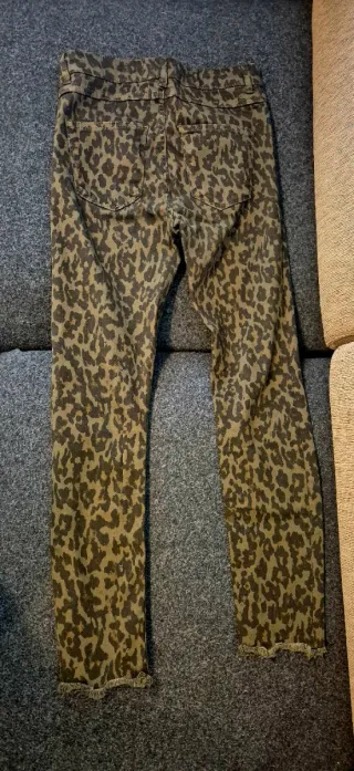 Pantalón estampado leopardo Stradivarius T.36