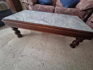 Mesa baja de madera con tapa de mármol