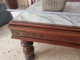 Mesa baja de madera con tapa de mármol