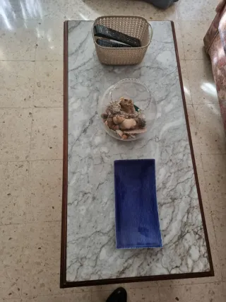 Mesa baja de madera con tapa de mármol