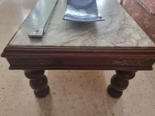 Mesa baja de madera con tapa de mármol
