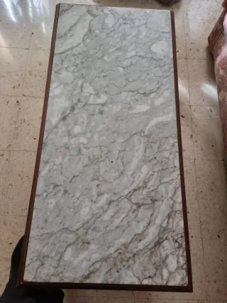Mesa baja de madera con tapa de mármol