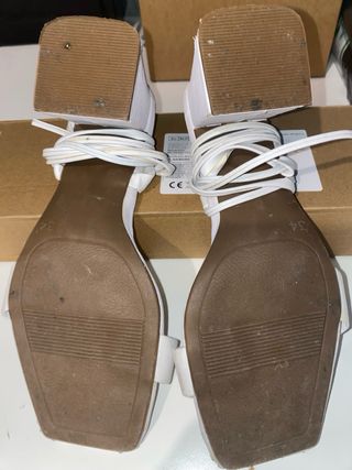 Tacones blancos atados