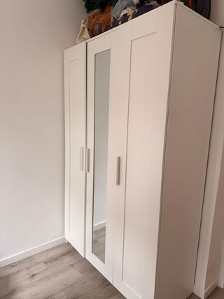 Armario blanco con espejo