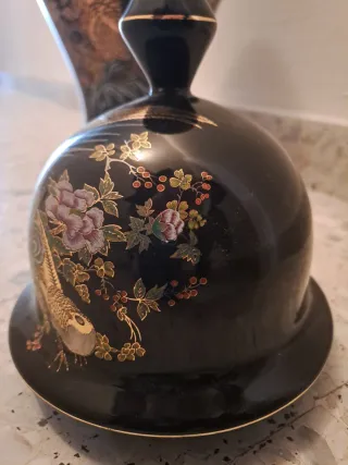 Jarrón negro con aves y flores doradas