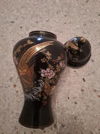 Jarrón negro con aves y flores doradas