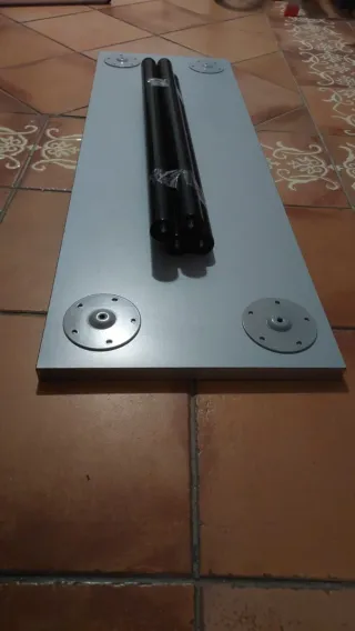 Mesa de estudio gris y negra