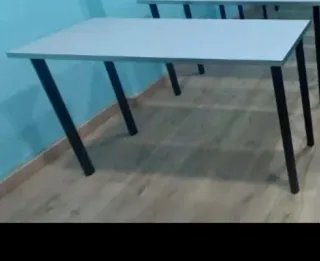 Mesa de estudio gris y negra