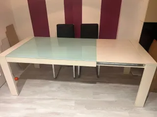 Mesa y 4 Sillas Negras