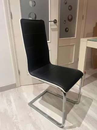 Mesa y 4 Sillas Negras