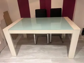 Mesa y 4 Sillas Negras