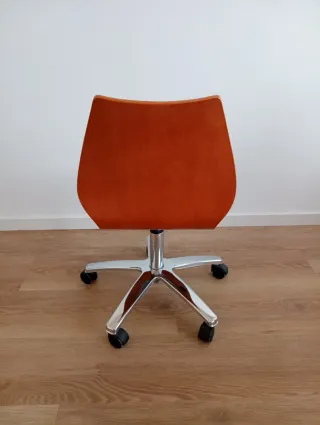 Silla de oficina o escritorio de madera con ruedas