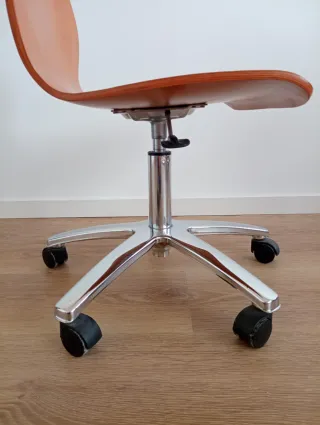 Silla de oficina o escritorio de madera con ruedas